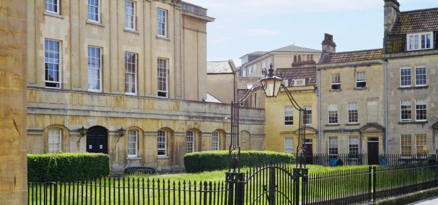 Bath : 2 Hour Historic Walking Tour With An App - Bath Abbey: perpendicular Gothic that’s easier to see with the narration