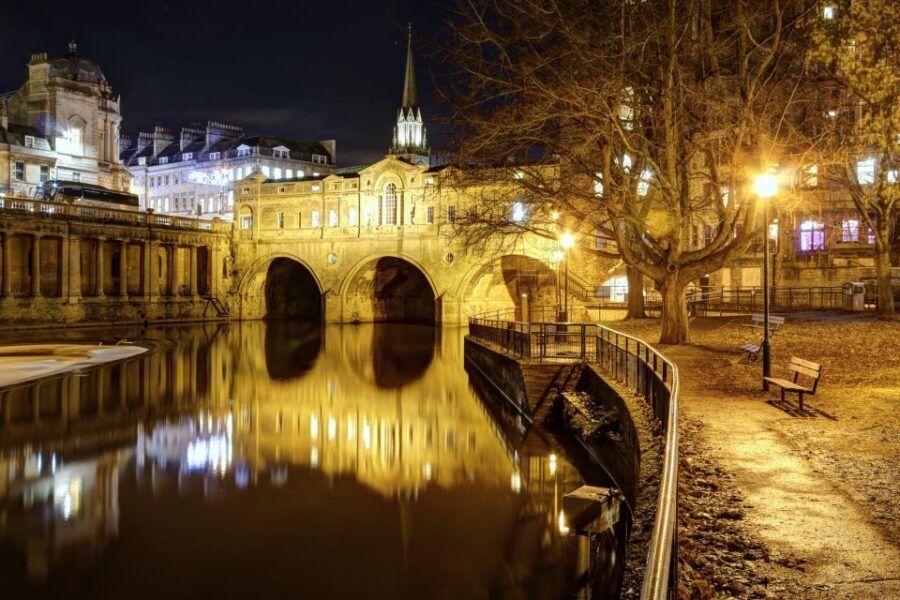 Bath: 90-Minute Private Ghost Walking Tour - Starting Outside Bath Abbey: the best place to set the tone