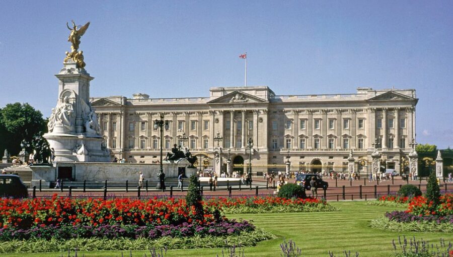 Buckingham Palace and Stonehenge Tour - Stonehenge at Salisbury Plain: Audio-Guided Wonder With Time to Think