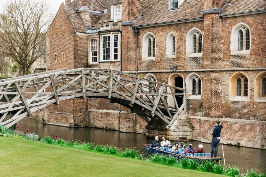 Cambridge: Alumni-Led Walking Tour w/ King's College Option - Cavendish Laboratory: the science stop that changes the mood