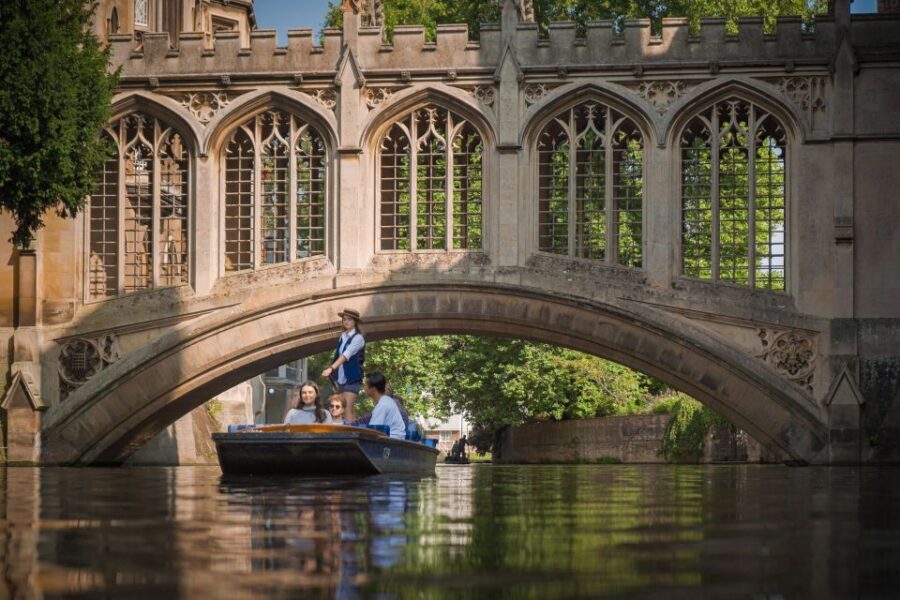 Cambridge: Guided Shared River Punting Tour - Comfort on deck: blankets and umbrellas are not a gimmick