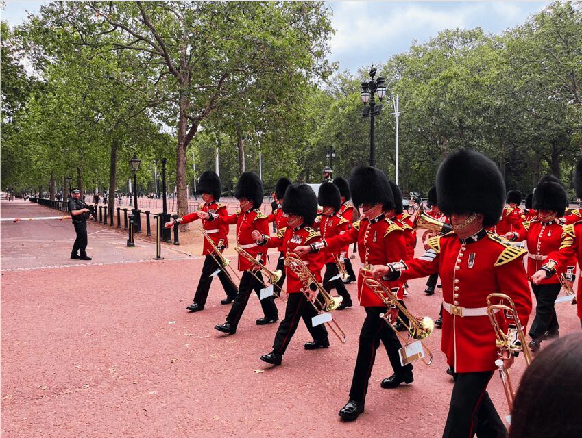 Changing of the Guard at Buckingham Palace - Beating the crowds without missing the best moments