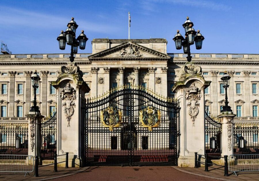 Changing of the Guard Experience in London - Westminster Abbey and Parliament Square: the political London finish