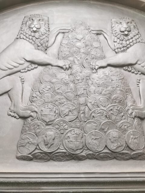 City of London Historical Walking Tour - The dragon emblem and the 17th-century survival story