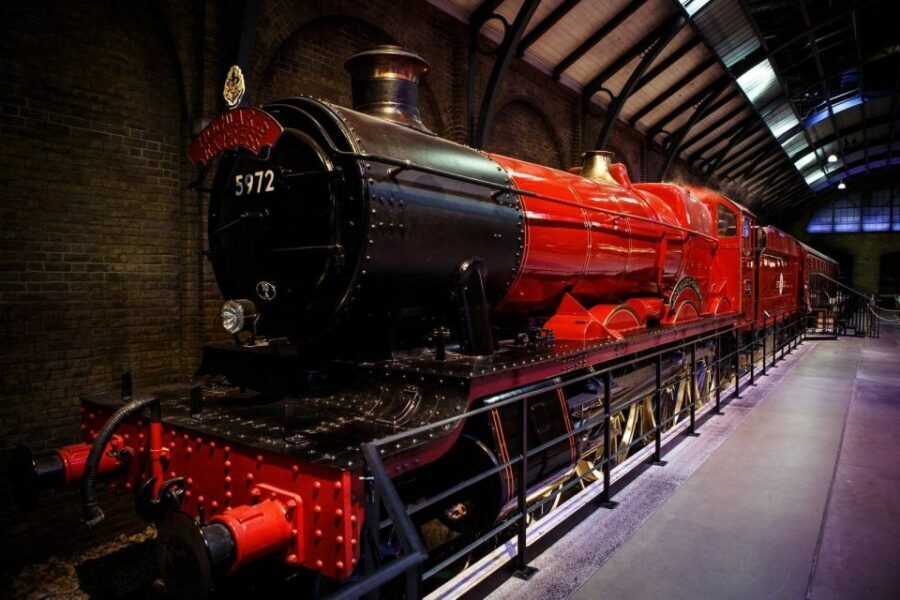 From London: Harry Potter Family Package with Transfers - The family photo moment: Great Hall or Dumbledore’s office