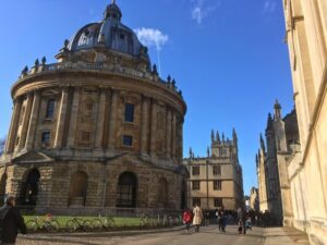 From London: Oxford and Cambridge Guided Day Tour - 8:30 am pickup at Earls Court and the ride north