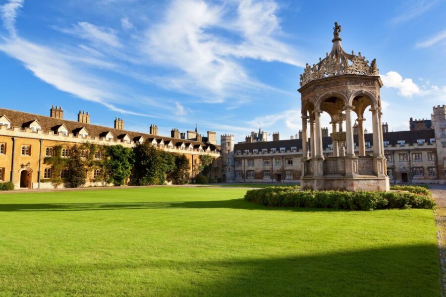 From London: Oxford and Cambridge Guided Day Tour - Oxford on foot: dreaming spires and the university maze