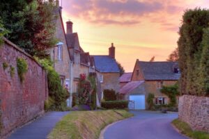 From London: Small Group Cotswolds Villages Tour - London-to-Cotswolds Logistics: Mini-Coach, Headsets, and Real Timing