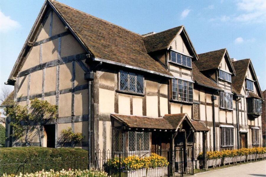 From London: Warwick, Oxford, Stratford & Cotswolds Day Tour - Getting from London to Warwick in a climate-controlled coach