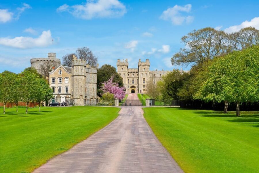 From London: Windsor Castle Afternoon Sightseeing Tour - St. George’s Chapel: solemn, historic, and very close to the center