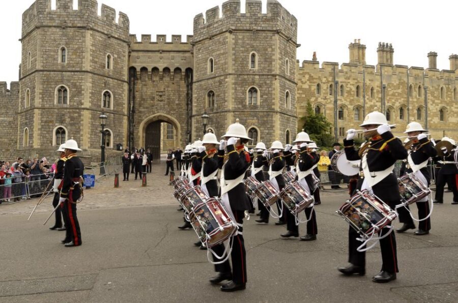 From London: Windsor Castle Afternoon Sightseeing Tour - Unescorted inside Windsor: freedom with a responsibility