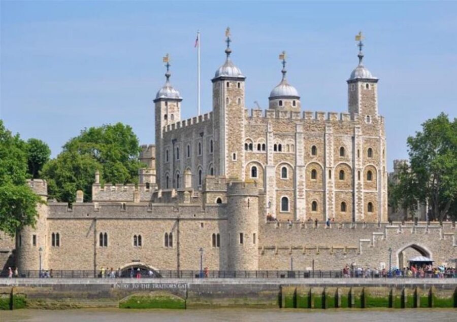 Hop on Hop off London Bus Tour & Tower of London - The big idea: hop-on hop-off plus Crown Jewels access