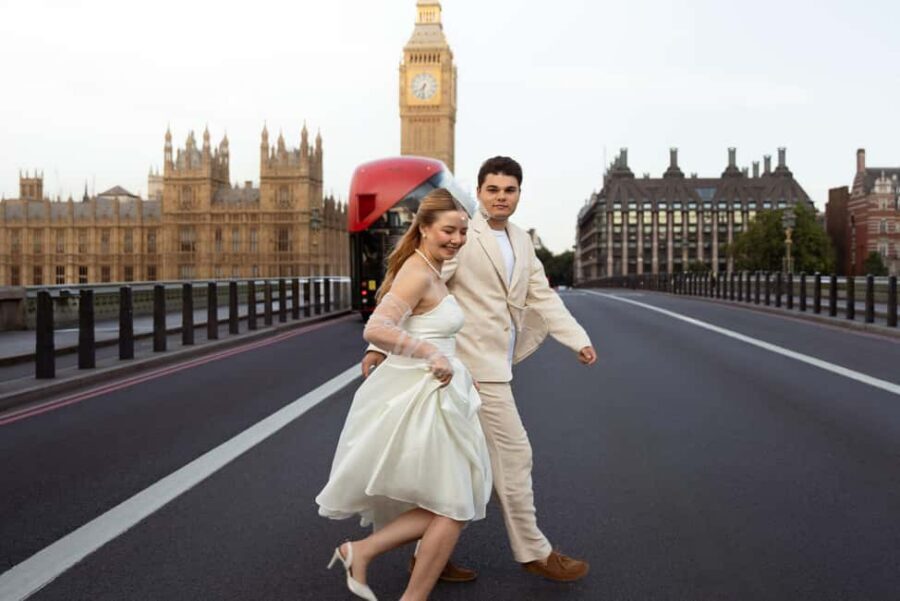 Iconic London Portraits Tour with Expert Local Photographer - Posing Help That Makes You Stop Overthinking