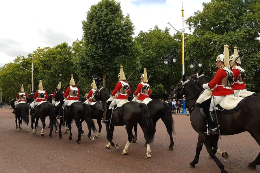 London: 30 London Sights Guided Walking Tour - Buckingham Palace and the Changing of the Guard timing reality