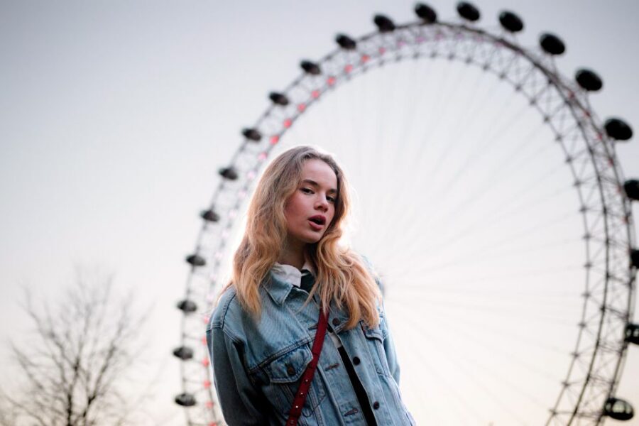 London: A Unique Photoshoot Experience at Famous Sites - London Eye Photo Stop: Why This Background Works So Well