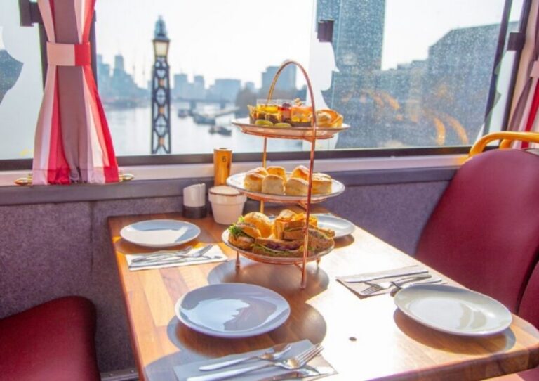 London: Afternoon Tea Bus with a Glass of Prosecco - Boarding at Golden Tours Stop 1: getting seats and managing the vibe