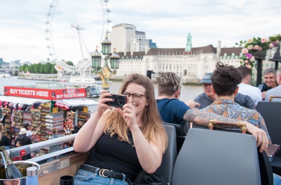 London: Bar Bus Tour by Tootbus - Landmark Run from Trafalgar Square to Piccadilly Circus