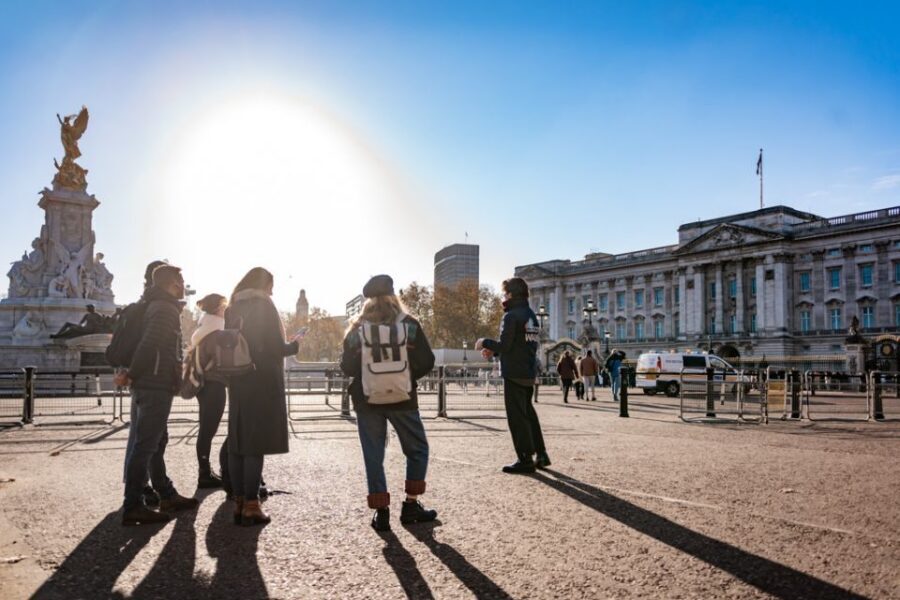 London: Best Landmarks Walking Tour - The Mall, Buckingham Palace, and Horse Guards Parade: the ceremonial finale