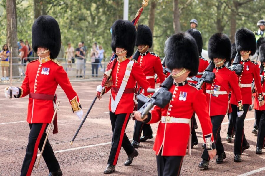 London: Big Ben, Churchill War Rooms & Buck'ham Palace Tour - Buckingham Palace Changing of the Guard: Worth Planning Around