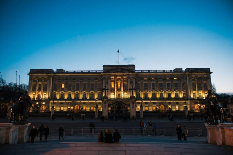 London: Big Bus Panoramic Evening Tour by Open-Top Bus - Audio guide power: 7 languages plus headphones