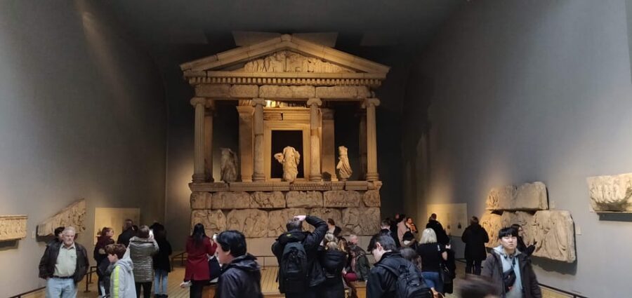 London: British Museum Tour with Archaeologist Guide - Getting oriented at Russell Square and why punctual matters