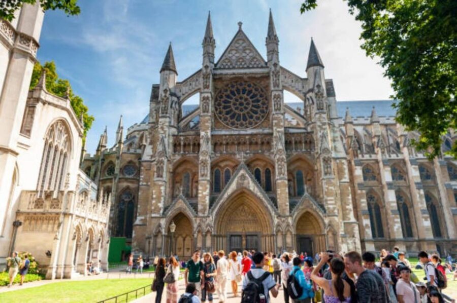 London: Buckingham Palace & Big Ben & Abbey Private Tour - Trafalgar Square and Whitehall: quick hits with useful context