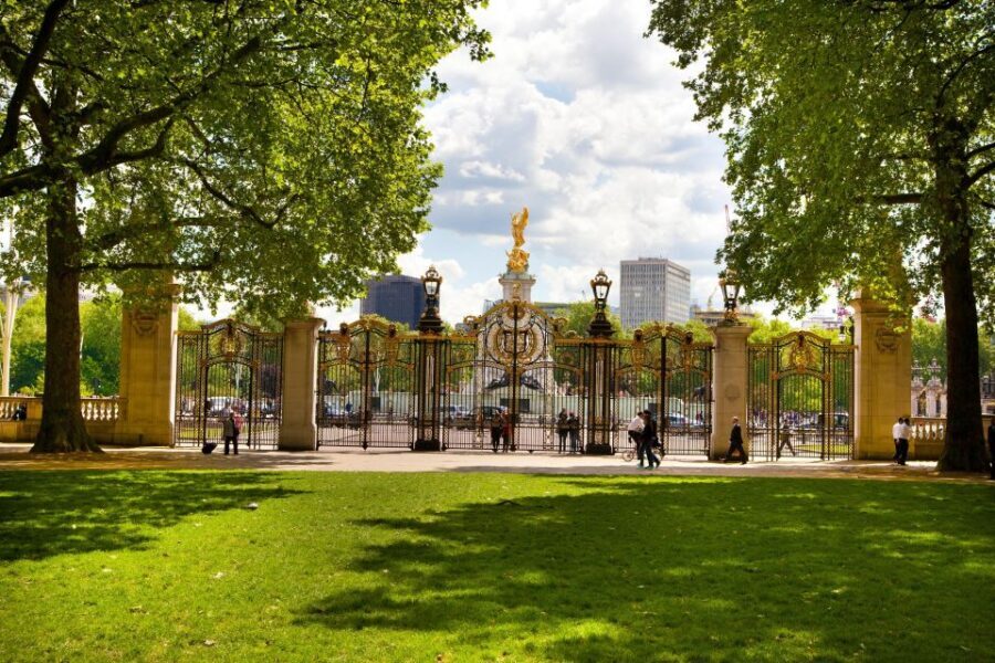 London: Buckingham Palace & Changing of the Guard Experience - How this tour makes the Buckingham Palace area make sense