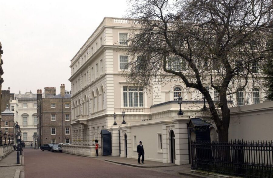 London: Buckingham Palace & Changing of the Guard Experience - Meeting at Santander and getting to Green Park Station