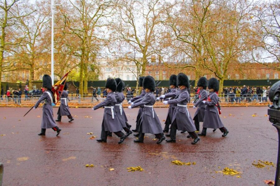 London: Buckingham Palace & Changing of the Guard Experience - Green Park: the calm start before the ceremonial crowds