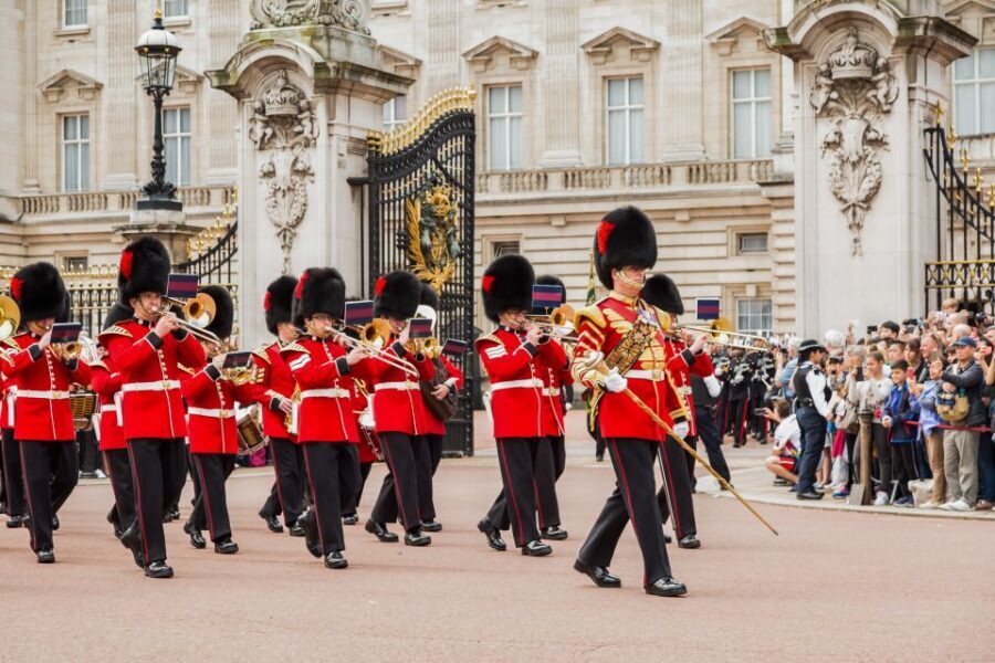 London: Buckingham Palace Entry & Changing of the Guard Tour - Foot Guards vs Horse Guards: why you need flexibility