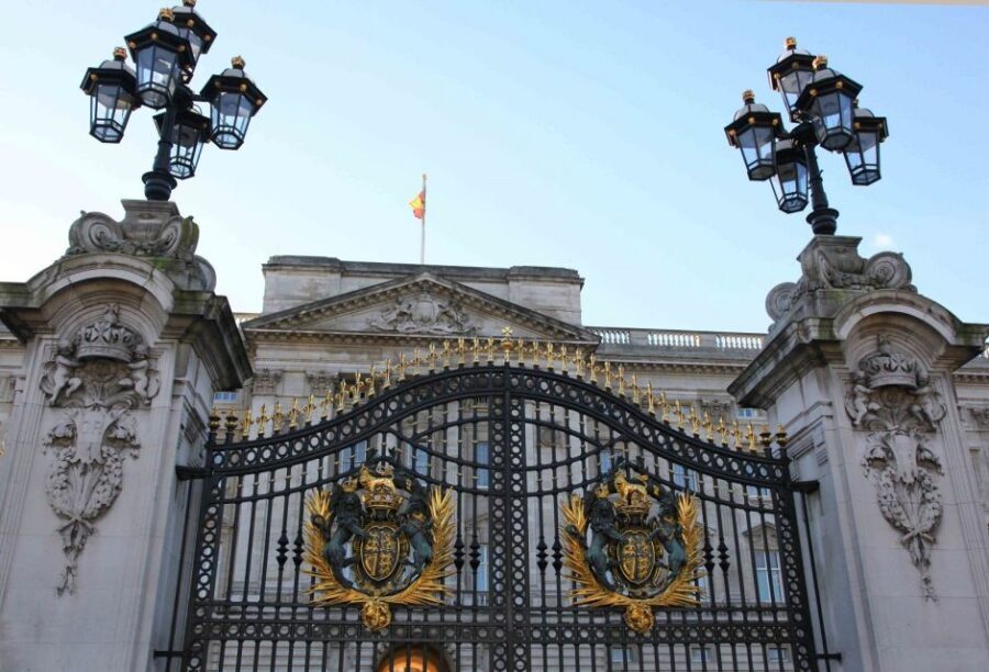 London: Buckingham Palace Entry Ticket & Royal Walking Tour - St. James’s Park and the Clarence House perspective