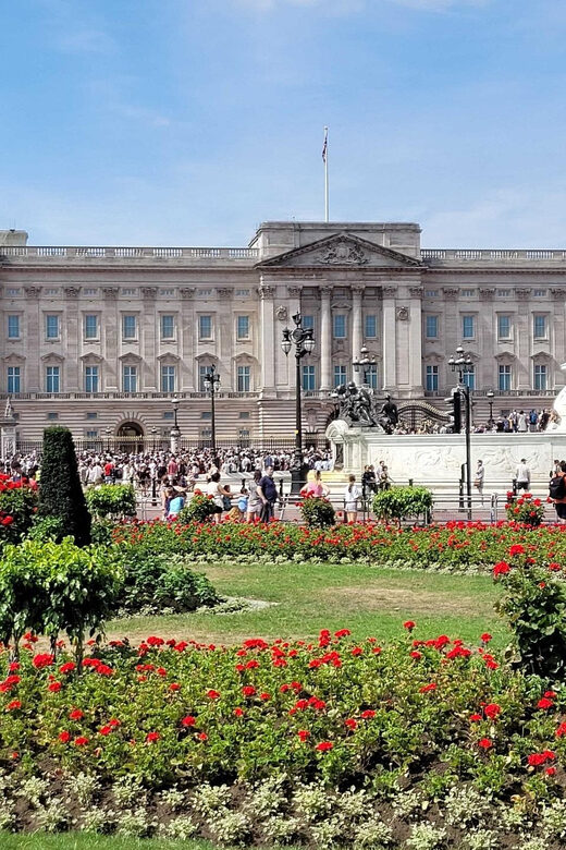 London: Buckingham Palace State Rooms & Royal Walking Tour - Starting at the Queen Victoria Memorial: a smart place to orient yourself