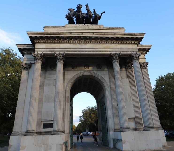 London: Buckingham Palace Walk & Tea at Kensington Palace - Constitution Hill and the Duke of Wellington: monuments that explain their own era