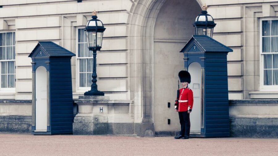 London: Buckingham Palace Walk & Tea at Kensington Palace - Royal Albert Memorial and the park pause: where the views widen