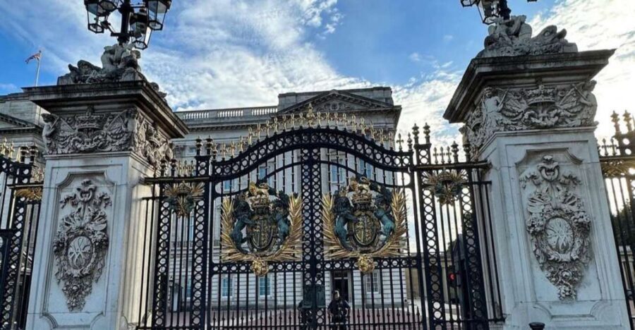London: Buckingham Palace & Westminster Guided Walking Tour - Trafalgar Square: Nelson’s Column and a Classic London Pause