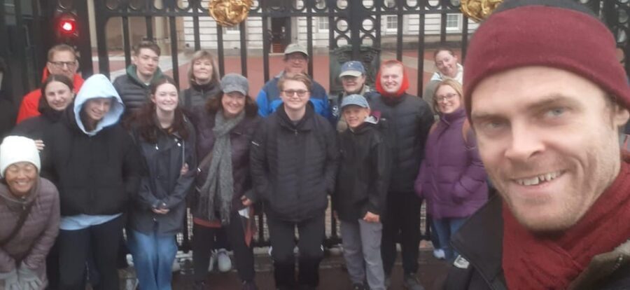 London: Central London Outdoor Tour - Green Park Meet-Up at the Diana Fountain: Start Easy, Start Clear