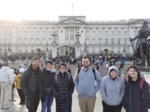 London: Central London Outdoor Tour - Buckingham Palace and the Changing of the Guards Moment