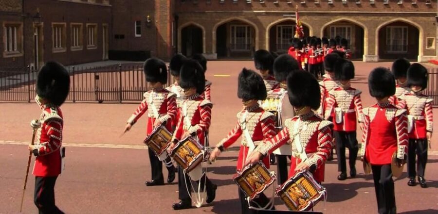 London: Changing of the Guard Guided Tour Experience - From Green Park meeting point to the first royal sightlines