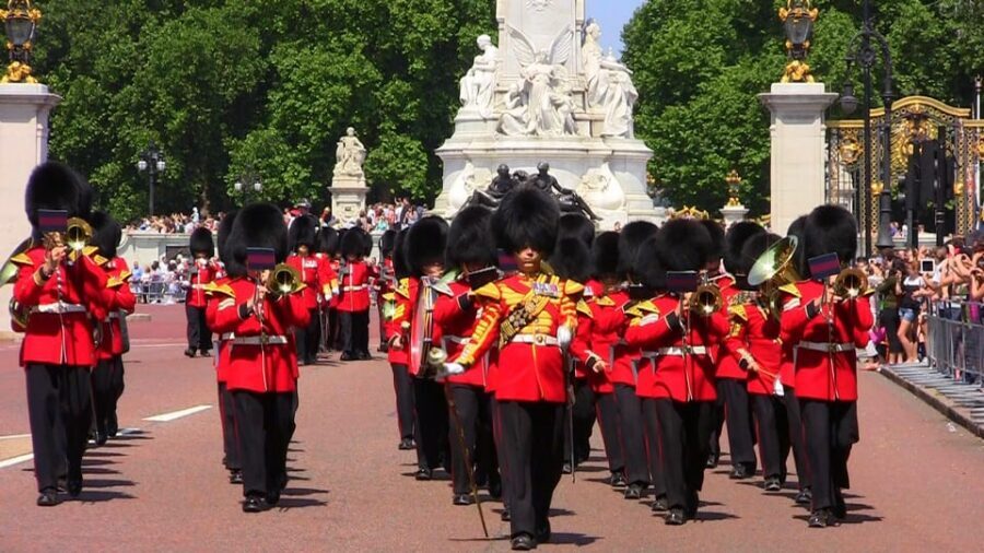 London: Changing of the Guard Guided Tour Experience - St James’s Palace, Henry VIII, and King Charles I’s final night