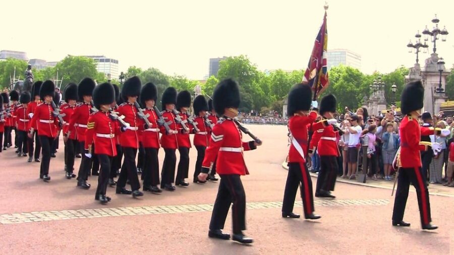 London: Changing of the Guard Guided Tour Experience - Clarence House and the Whitehall walk: royal residences and government streets