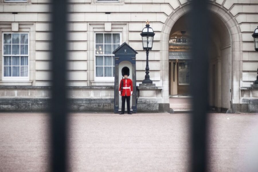 London: Changing of the Guard Private Group or Family Tour - Your 2-hour private itinerary: from Green Park to the ceremony