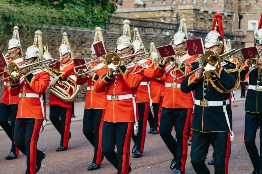 London: Changing of The Guard Tour - Why this walk gives you more than a single look