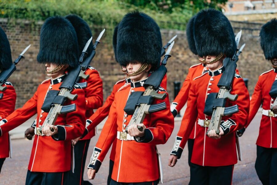 London: Changing of The Guard Tour - St James’s Palace photo stop: the moment you’ll thank yourself for
