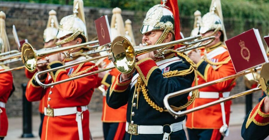 London: Changing of The Guard Tour - Clarence House and St James’s Park: quick breaks that still pay off