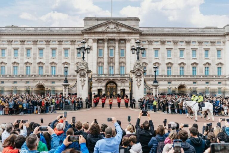 London: Changing of The Guard Tour - Meeting at Edward VII and finding Urban Saunters
