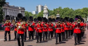 London: Changing of the Guard Tour at Buckingham Palace - Buckingham Palace viewing: what “front row” really means here