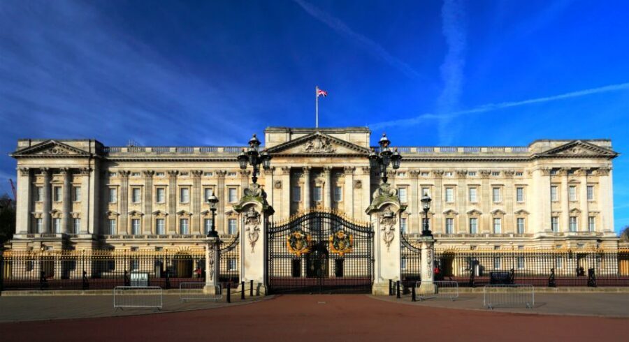 London: Changing of the Guard Tour at Buckingham Palace - St James’s Palace and Clarence House: how the route turns into context
