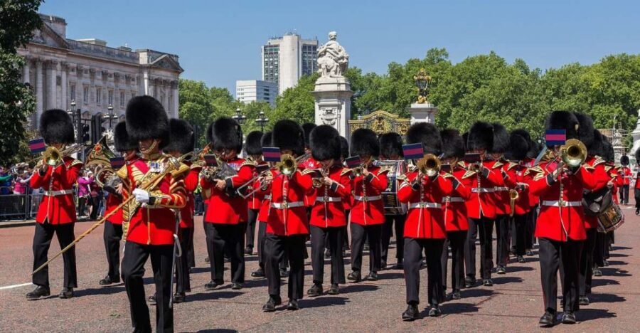 London: Changing of the Guard Tour at Buckingham Palace - Buckingham Palace viewing: what “front row” really means here