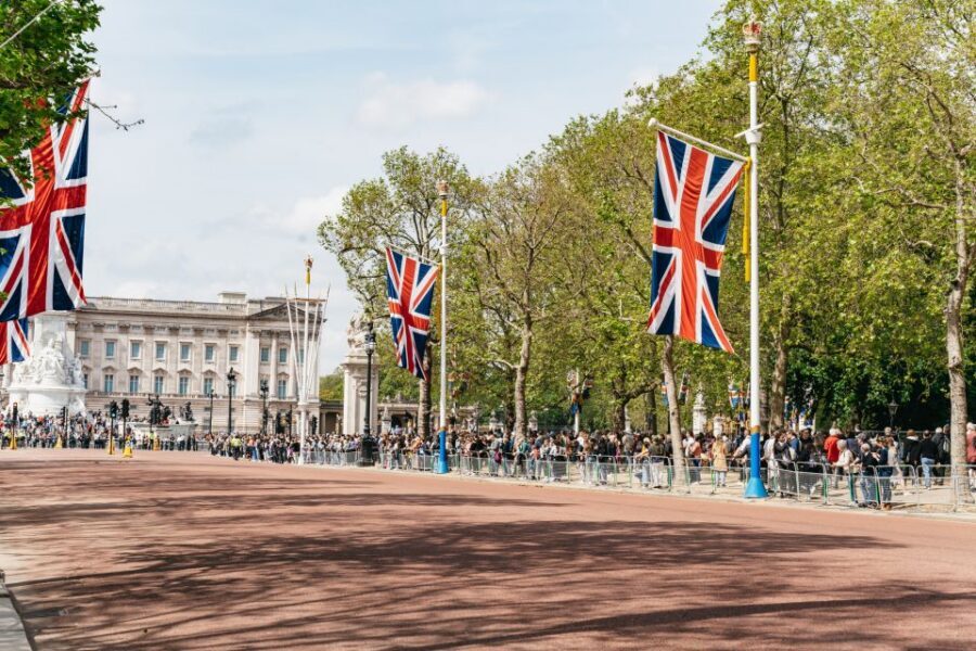 London: Changing of the Guard Tour by Buckingham Palace - Who this tour suits best (and who might feel frustrated)