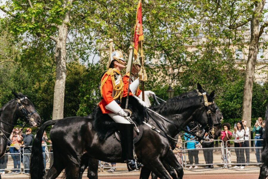 London: Changing of the Guard Tour by Buckingham Palace - The 75-minute guided walk: how you get crowd-free viewing points